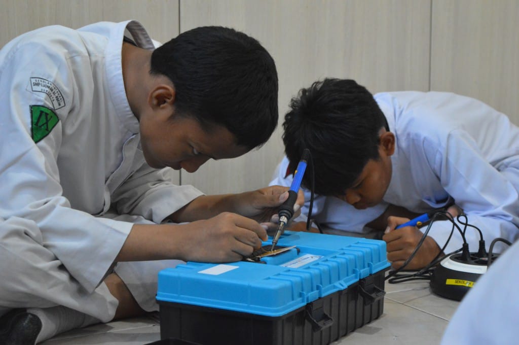 Dari Titik Solder Menuju Robot Soccer